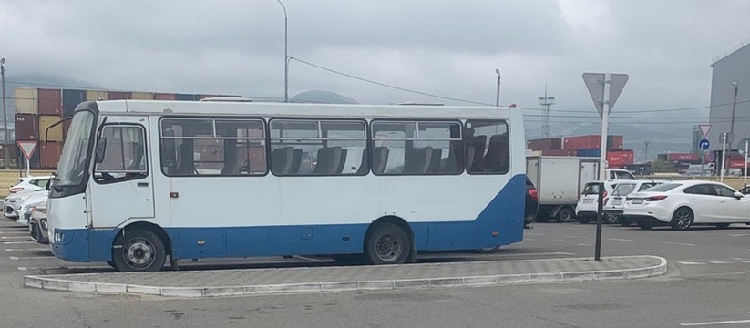 Горожане сняли логово бездомных на видео.Жительница Новороссийска заметила, что на парковке у гипермаркета на Мира стоит автобус с выбитыми окнами.