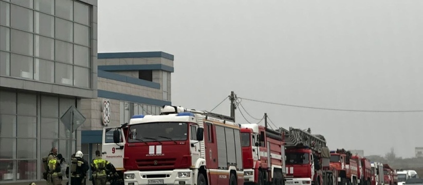 «Шесть пожарных машин с мигалками пронеслись!»: новороссийцы стали очевидцами эвакуации детей из здания Дворца творчества