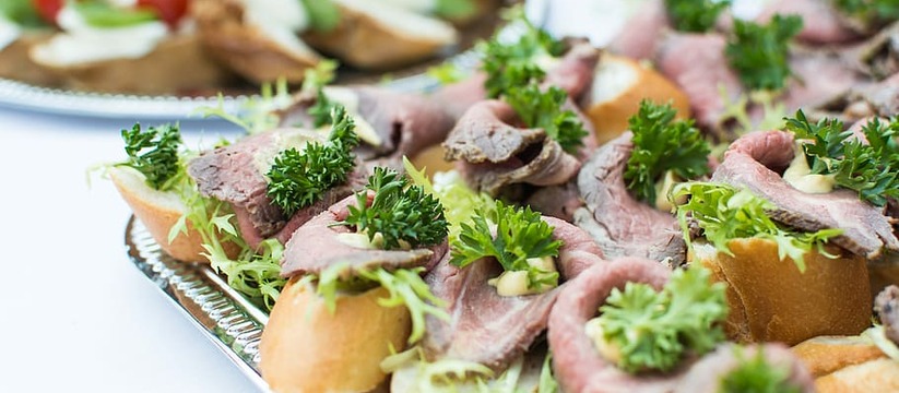 Сельдь часто используют для приготовления традиционного салата "шуба". Однако летом такое блюдо может показаться слишком сытным.