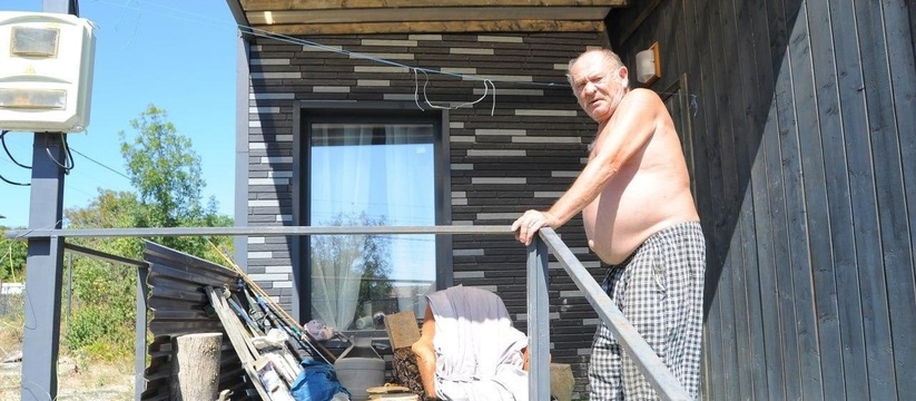 Не угодили! Пенсионеру из Новороссийска подарили дом, а он захламил его и вернулся жить в старый сарай