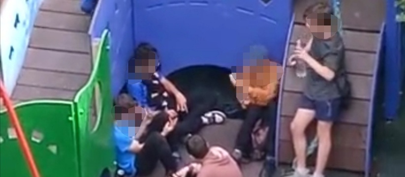 «Двор, карты, а потом алкоголь и наркотики»: новороссиец возмущен, что дети играют на площадке в азартные игры