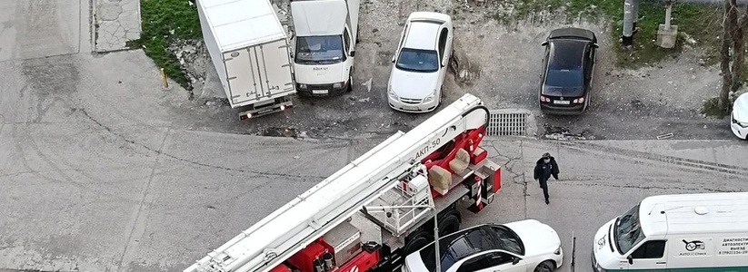 В Новороссийске пожарные машины застряли во дворе из-за неправильно припаркованных авто. Тем временем на балконе одной из квартир бушевал огонь
