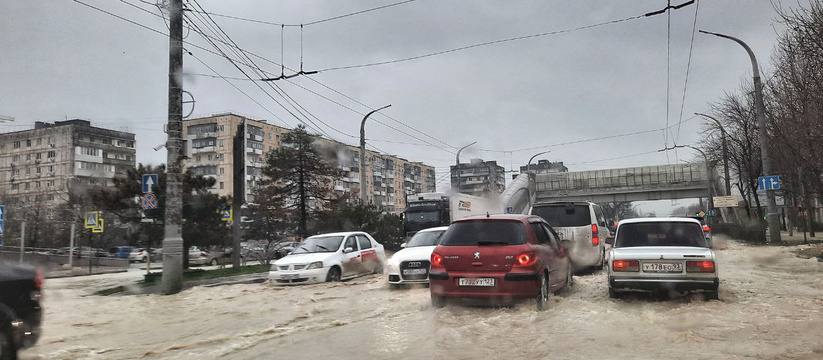 Ветер усилится до 22 метров в секунду.На территории Краснодарского края объявлено штормовое предупреждение.