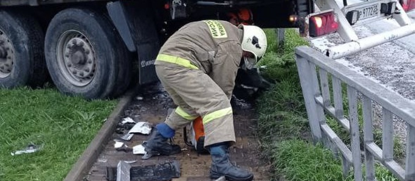 В Новороссийске грузовик из-за мокрой дороги вылетел в кювет