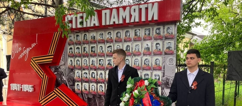 В Новороссийске открыли стену народной памяти, на которой разметили фото участников Великой Отечественной войны
