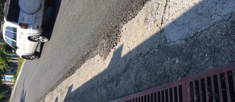 «Что за цемент сороколетней давности?»: новороссийцы пожаловались на некачественную укладку тротуара