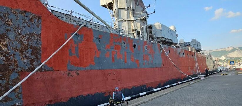 "Неужели ремонт?": в Новороссийске заметили рабочих на крейсере "Михаил Кутузов"