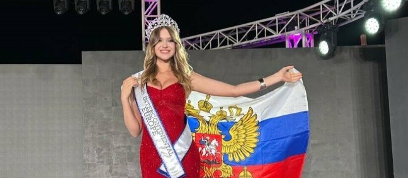 Девушка представила Россию и край в шикарном золотом платье и с пшеницей в руках.