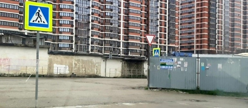 «У нас дефицит краски?»: возле «Ленты» в Южном районе Новороссийска установили знаки «Пешеходный переход», а «зебры» не нарисовали