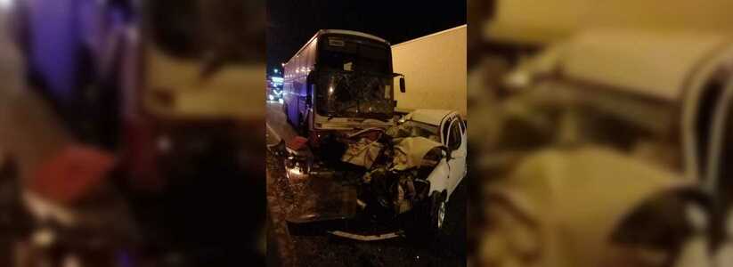 Под Новороссийском легковушка влетела в рейсовый автобус: погиб один человек
