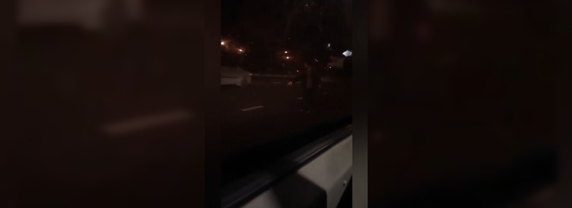 В Новороссийске прохожий пытался регулировать движение на одной из центральных улиц: очевидцы записали видео
