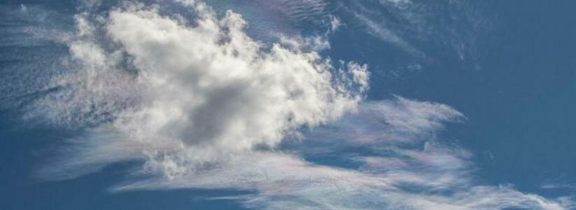 В небе Новороссийска облака окрасились в радужные цвета: фото необычного явления