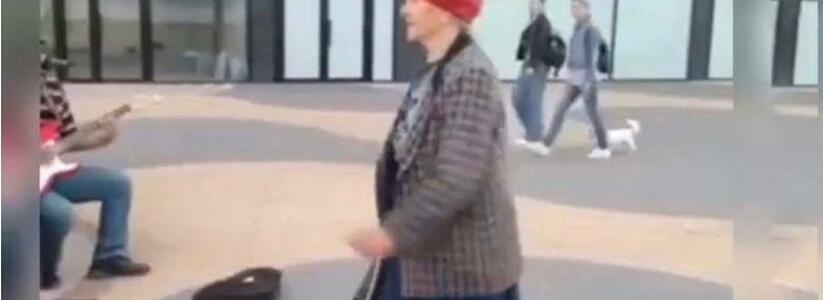 Бабуля отожгла на набережной Новороссийска: видео