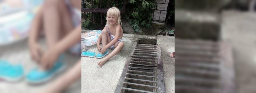 В пригороде Новороссийска маленькая девочка провалилась в ливневку