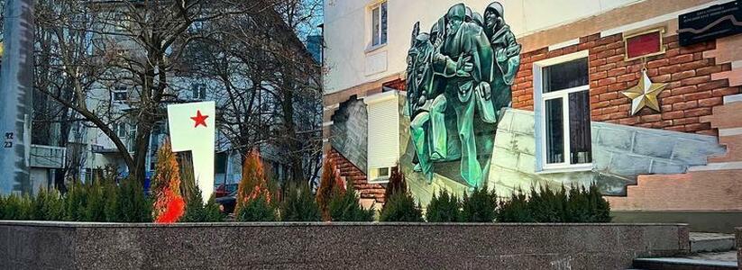 Рядом со «спасённым» обелиском в Новороссийске дорисовали военное граффити