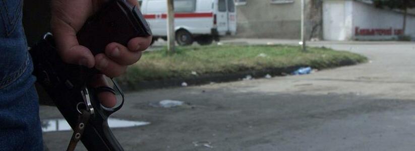 По Новороссийску разгуливал вооруженный мужчина: видео