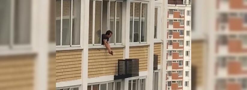 В Новороссийске моряк выстрелил в знакомого с балкона за то, что тот нарушил самоизоляцию