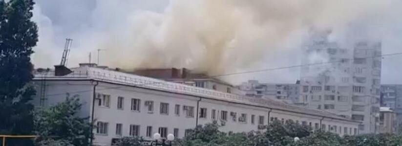 В Новороссийске полыхает крыша многоэтажки. Эвакуировано более 100 человек