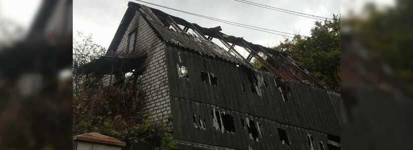«Вдруг погас свет»: у многодетной семьи из Новороссийска сгорел дом