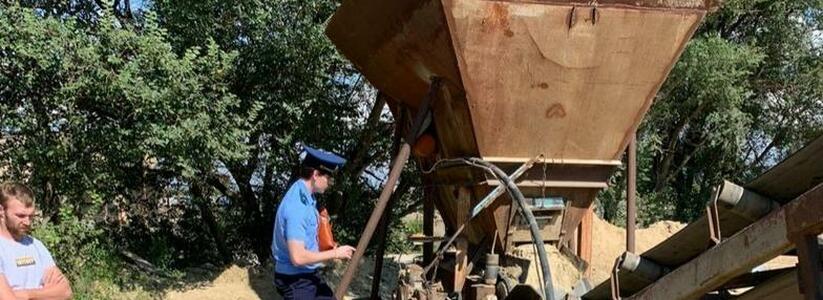 <p>В селе Юровка семнадцатилетний парень погиб во время работы в цехе по производству стройматериалов. Его руку затянуло в сеялку песка.</p>