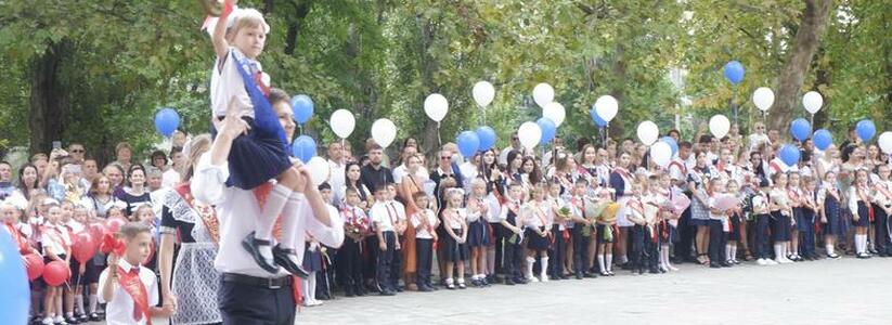 Белые банты и красивые букеты: в Новороссийске прошли торжественные линейки