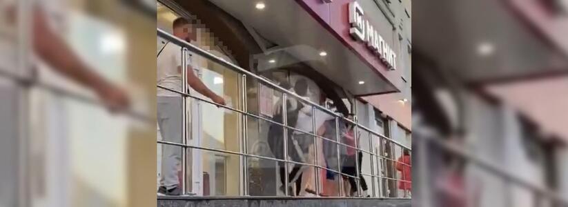 "Я тебя убью!": две девушки избили сотрудницу магазина в Новороссийске из-за украденной селедки