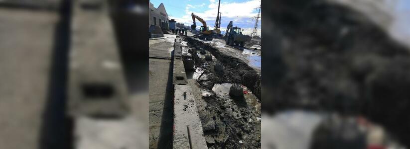 На месте строительства авторазвязки в Новороссийске рабочие повредили канализационную трубу: нечистоты хлынули на дорогу