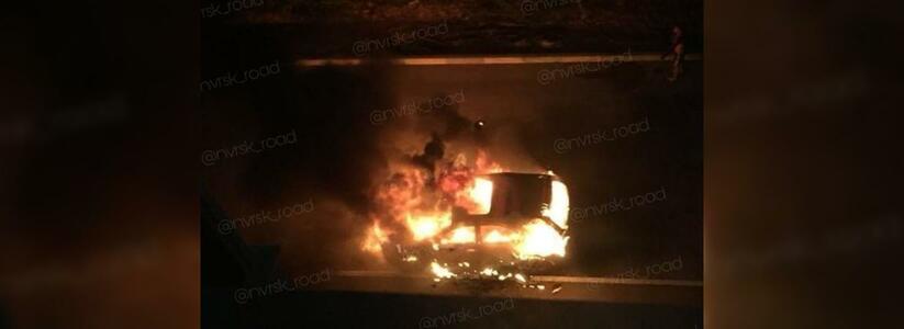 Ночью в Новороссийске с интервалом в два часа сгорели два автомобиля: очевидцы выложили в Сеть видео пожаров