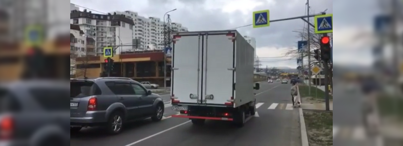 На улице Видова в Новороссийске заработал новый светофор