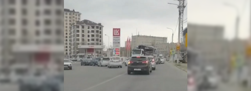 После объявления карантина жители Новороссийска стали штурмовать заправки (видео)