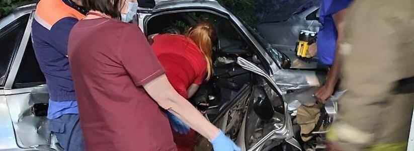 Спасатели Новороссийска деблокировали женщину, которую зажало в салоне автомобиля после аварии