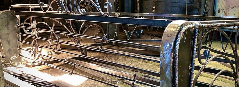 Скамейки весом 100 килограмм и кованый рояль: в Новороссийске изготавливают арт-объекты для  сквера Чайковского (кадры из мастерской)