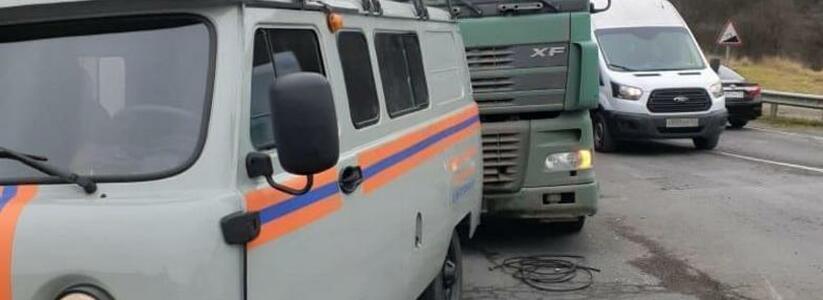 "Дальнобойщики уже не те, что раньше": в Новороссийске помогать водителю фуры пришлось спасателям