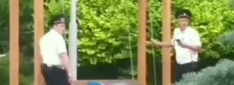 В ожидании каталажки: анапские полицейские мило качают нарушителя на качелях (видео)