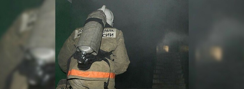 В Новороссийске во время ночного пожара серьезно пострадал мужчина: пострадавший госпитализирован