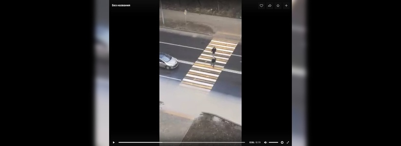 Дорога ушла под воду. Новороссийцы сняли видео, как люди пытаются перейти одну из улиц в дождь