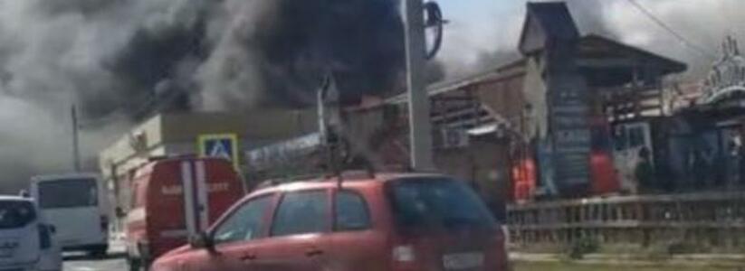 В Новороссийске горит кафе "Замок". Пожару присвоен повышенный ранг (видео)