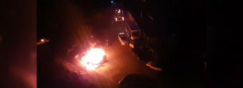 Жители Новороссийска сняли на видео полыхающий в спальном районе автомобиль