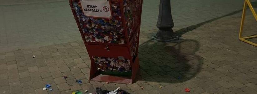 Горе-благотворитель раскидал пакет пластиковых крышек посреди Новороссийска