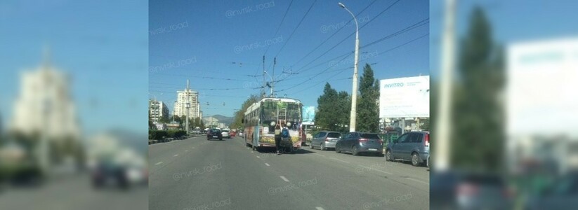 Очевидцы сфотографировали, как два школьника-зацепера катаются по Новороссийску на троллейбусе