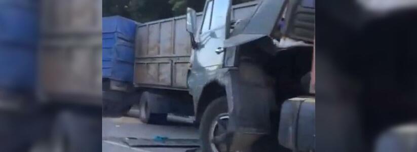 Сегодня под Новороссийском фура врезалась в припаркованный большегруз: видео последствий ДТП