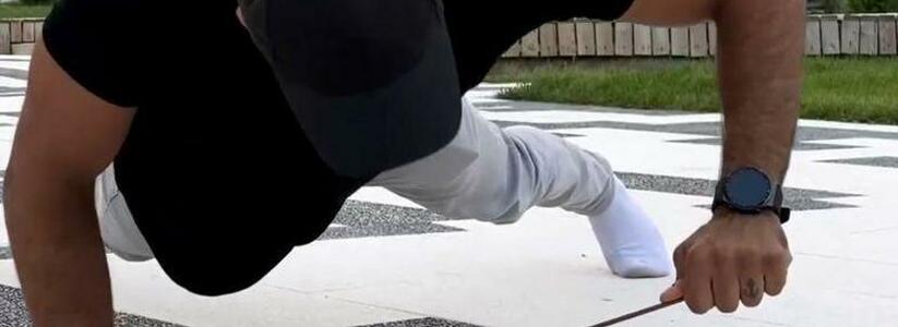 Курсант из Новороссийска умеет отжиматься на палочках для роллов: видео