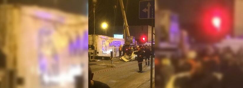 «Тело девушки извлекали несколько часов»: в центре Новороссийска контейнер раздавил легковой автомобиль