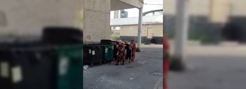 Новороссиец снял на видео, как пенсионерки перебирают мусорные баки