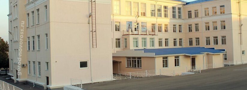 Рядом со школами в Новороссийске оборудуют остановки и наладят освещение: список учебных заведений