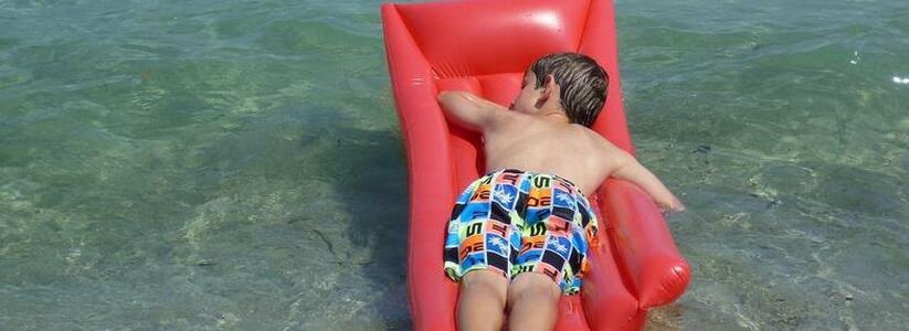 В Анапе запретили плавать в море на надувных матрасах