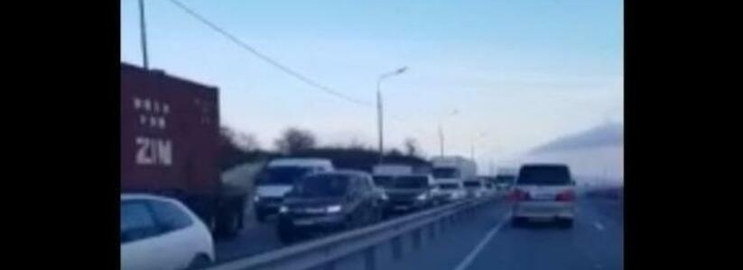 "Отрезаны два аэропорта". Новороссийцы сняли на видео огромную пробку на перевале "Волчьи ворота"