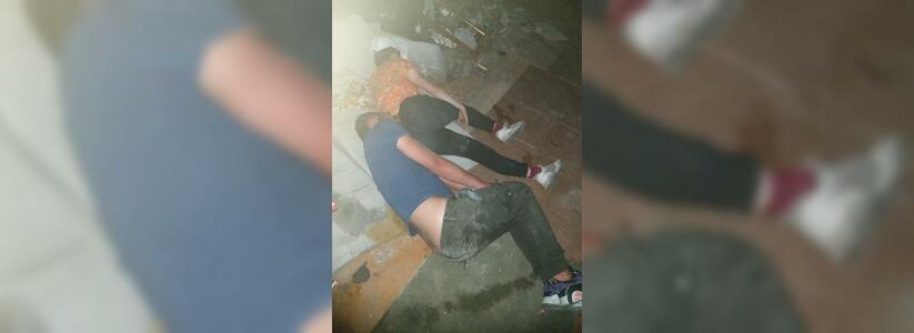 В центре Новороссийска в заброшенном доме нашли мужчину и двух девочек-подростков без сознания