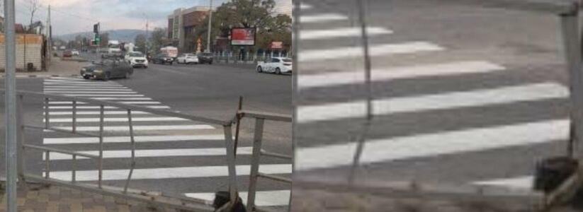 "Перепрыгнуть или проползти?": пешеходный переход с препятствиями появился в Новороссийске