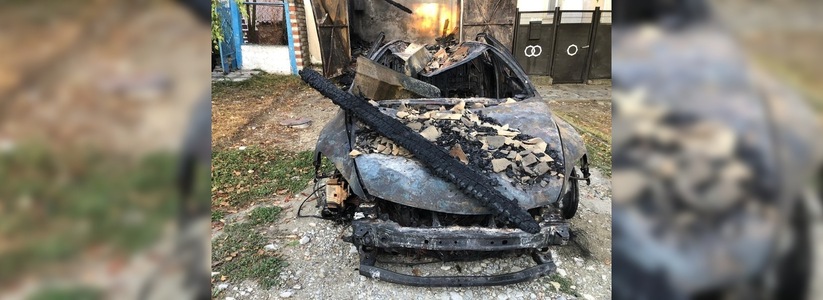 Дом, гараж и машина сгорели ночью у новороссийцев из-за замыкания в электропроводке авто: семья просит о помощи